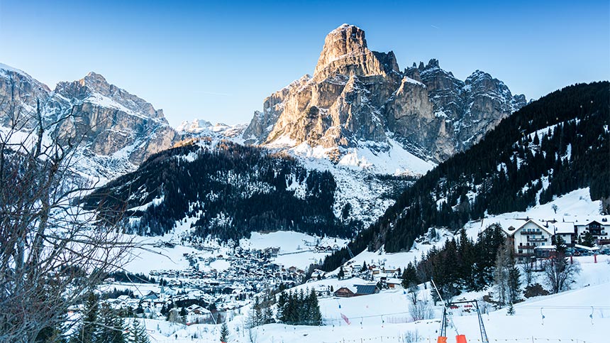 Corvara coperta dalla neve in inverno