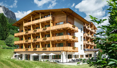 Hotel Miramonti, 3 Sterne Hotel in Abtei / Badia, befindet sich im Grünen.