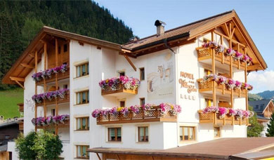 Hotel Villa Eden in Corvara inmitten der Dolomiten